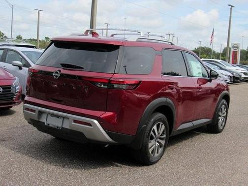 2025 Nissan Pathfinder SL