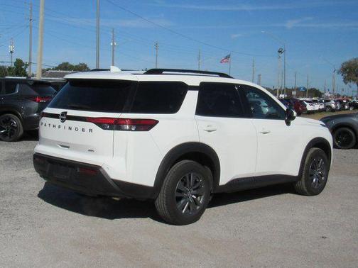 2025 Nissan Pathfinder SV