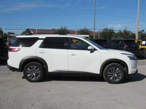 2025 Nissan Pathfinder SV