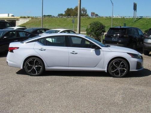 2025 Nissan Altima SR