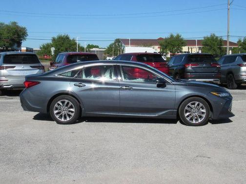 White 2019 Toyota Avalon XLE