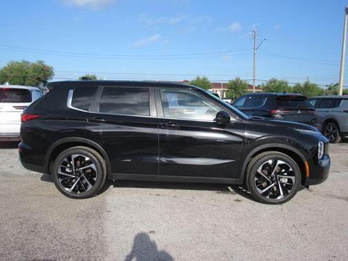 Labrador Black Pearl 2024 Mitsubishi Outlander SE