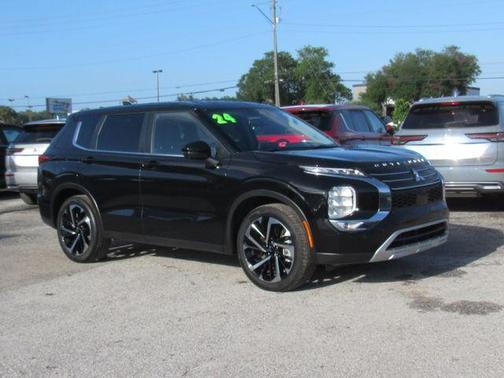 Labrador Black Pearl 2024 Mitsubishi Outlander SE