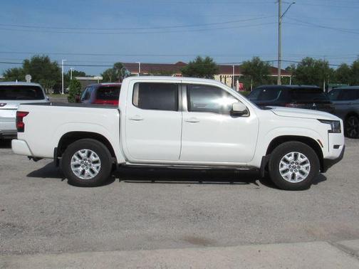Glacier White 2022 Nissan Frontier SV
