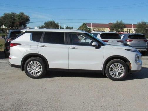2024 Mitsubishi Outlander ES