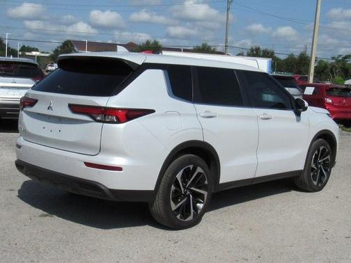 2022 Mitsubishi Outlander ES