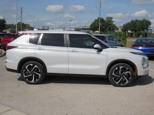 2022 Mitsubishi Outlander ES