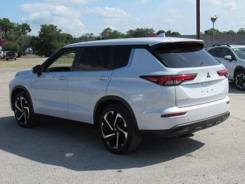 2022 Mitsubishi Outlander ES