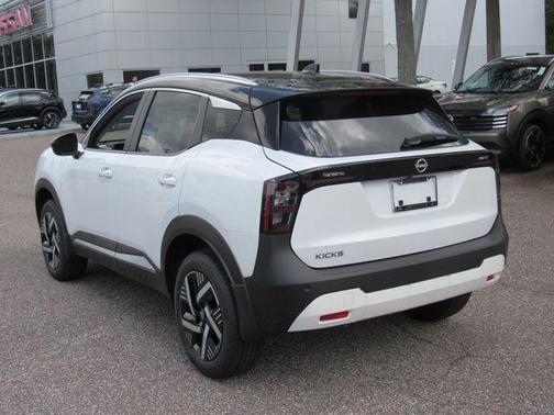 2t Wht Blk Roof 2026 Nissan Kicks SV