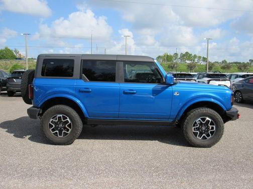 Blue Metallic 2022 Ford Bronco Outer Banks