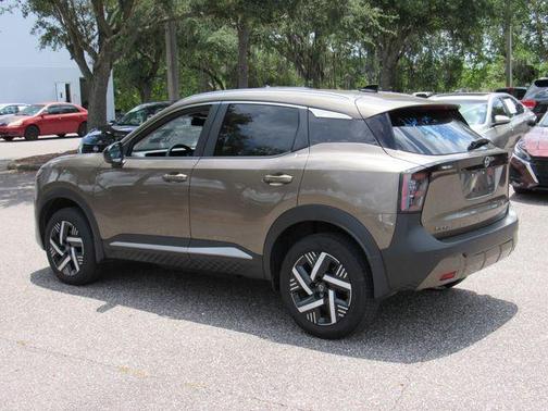 Canyon Bronze M 2026 Nissan Kicks SV