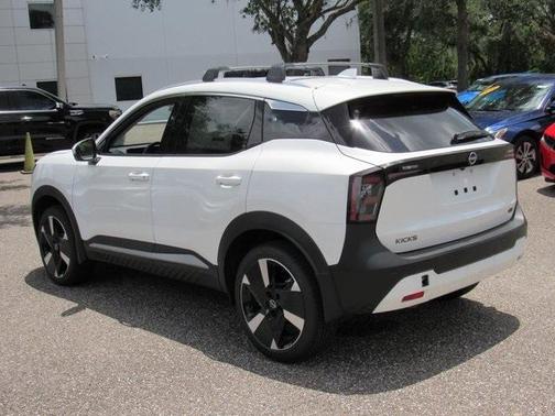 2025 Nissan Kicks SR