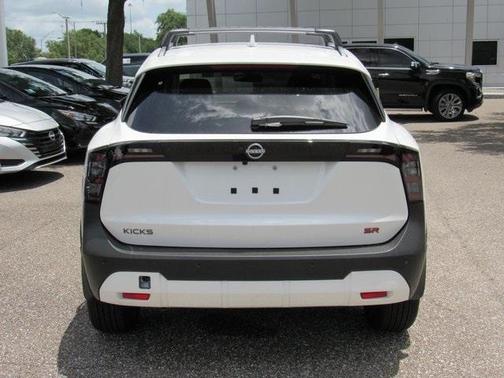 2025 Nissan Kicks SR