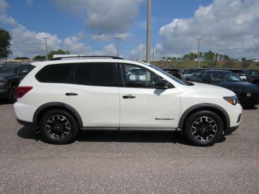 White 2020 Nissan Pathfinder SL