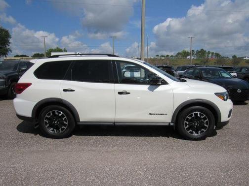 White 2020 Nissan Pathfinder SL