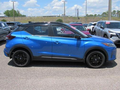 2tblublkroof 2024 Nissan Kicks SR