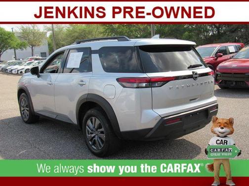 2024 Nissan Pathfinder SV