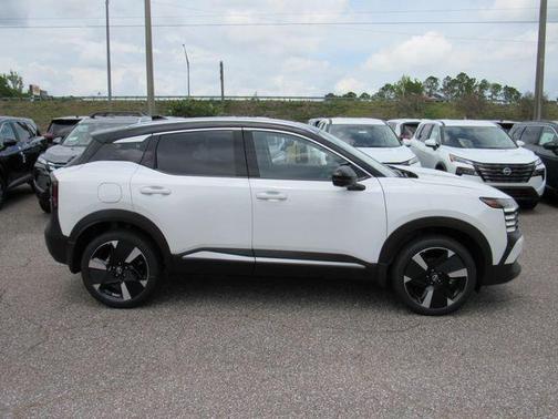 2t Wht Blk Roof 2026 Nissan Kicks SR