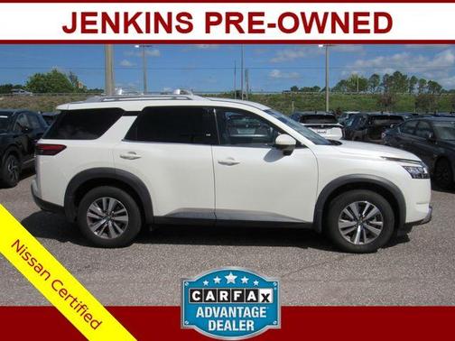 White 2022 Nissan Pathfinder SL