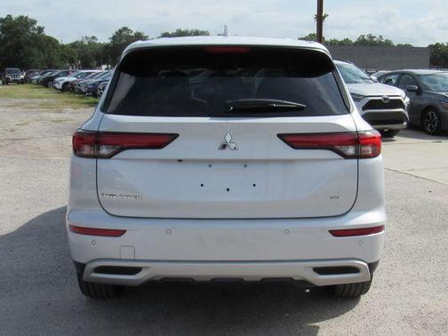 White 2022 Mitsubishi Outlander SE