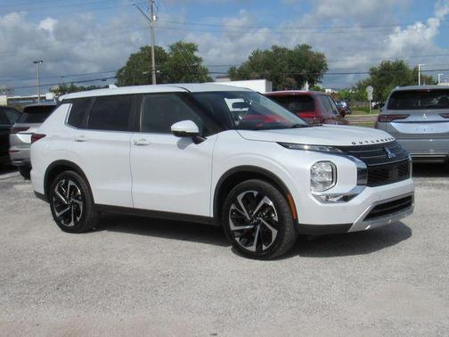 White 2022 Mitsubishi Outlander SE