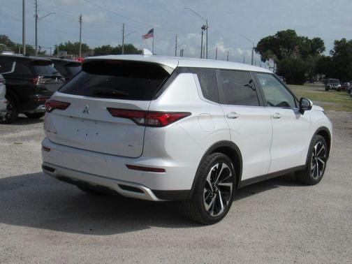 White 2022 Mitsubishi Outlander SE