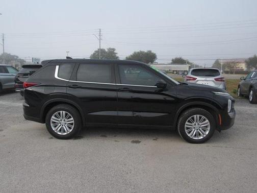 2022 Mitsubishi Outlander ES