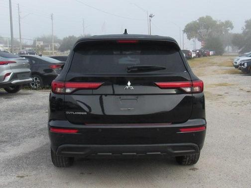 2022 Mitsubishi Outlander ES