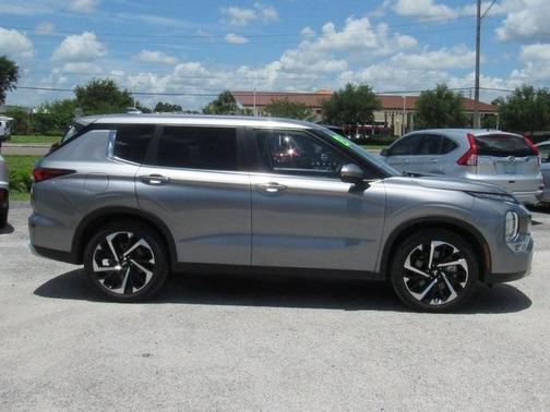 2023 Mitsubishi Outlander SE