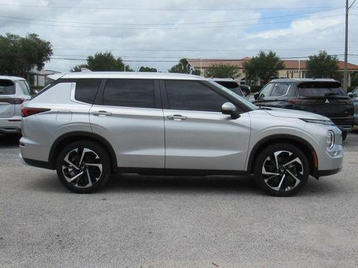 2023 Mitsubishi Outlander SE