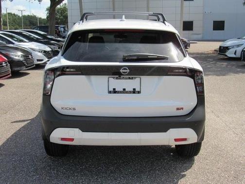 2025 Nissan Kicks SR