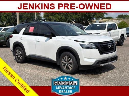 White / Black 2025 Nissan Pathfinder SL
