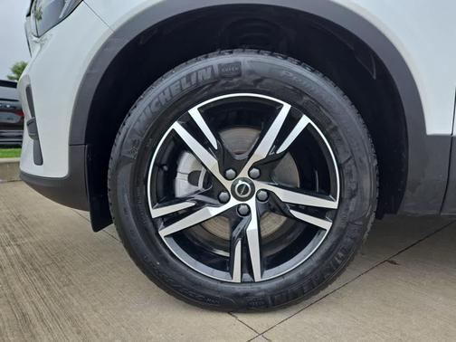 2025 Volvo XC40 B5 Core Bright Theme