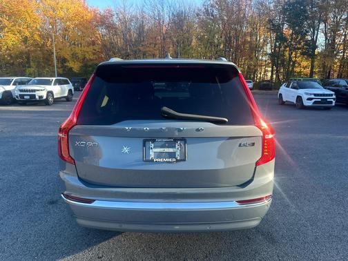 2023 Volvo XC90 B5 Plus