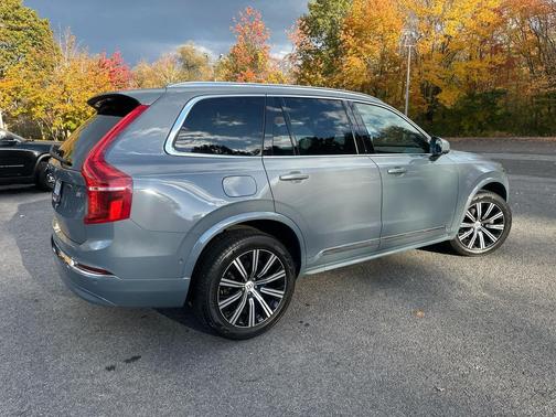 2023 Volvo XC90 B5 Plus