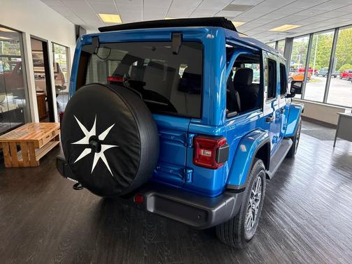 2025 Jeep Wrangler 4-Door Sahara 4x4