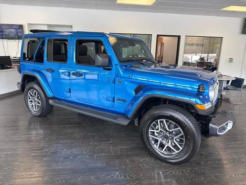 2025 Jeep Wrangler 4-Door Sahara 4x4