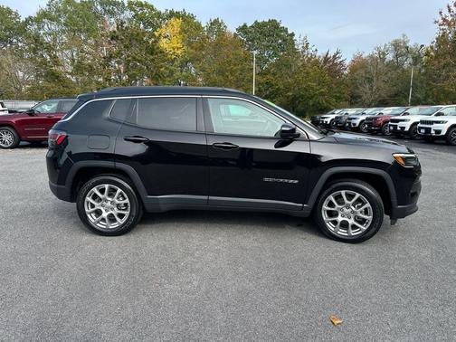 2022 Jeep Compass Latitude Lux