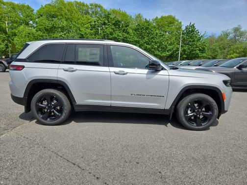 Silver Zynith 2026 Jeep Grand Cherokee Limited