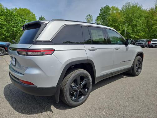 Silver Zynith 2026 Jeep Grand Cherokee Limited