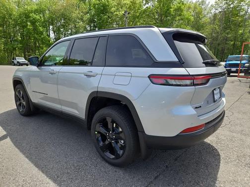 Silver Zynith 2026 Jeep Grand Cherokee Limited