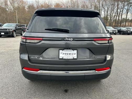 Baltic Gray Metallic Clearcoat 2023 Jeep Grand Cherokee Laredo