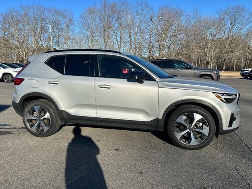2023 Volvo XC40 B5 Plus Dark Theme