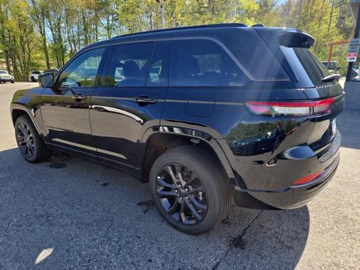 Diamond Black Crystal Pearlcoat 2026 Jeep Grand Cherokee Limited