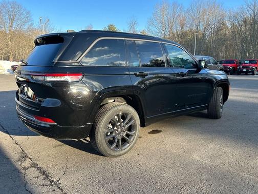 Diamond Black Crystal Pearlcoat 2026 Jeep Grand Cherokee Limited