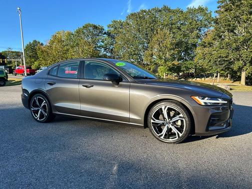 2024 Volvo S60 B5 Plus Dark Theme