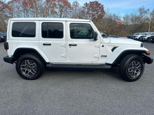 2026 Jeep Wrangler 4-Door Sahara 4x4