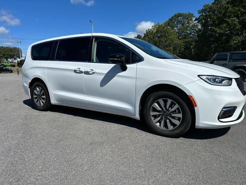 2024 Chrysler Pacifica Hybrid Select
