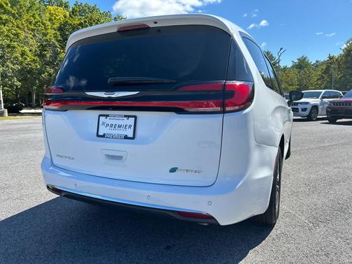 2024 Chrysler Pacifica Hybrid Select