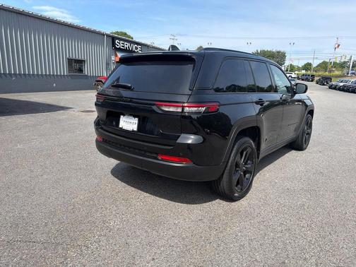 Diamond Black Crystal Pearlcoat 2023 Jeep Grand Cherokee Altitude